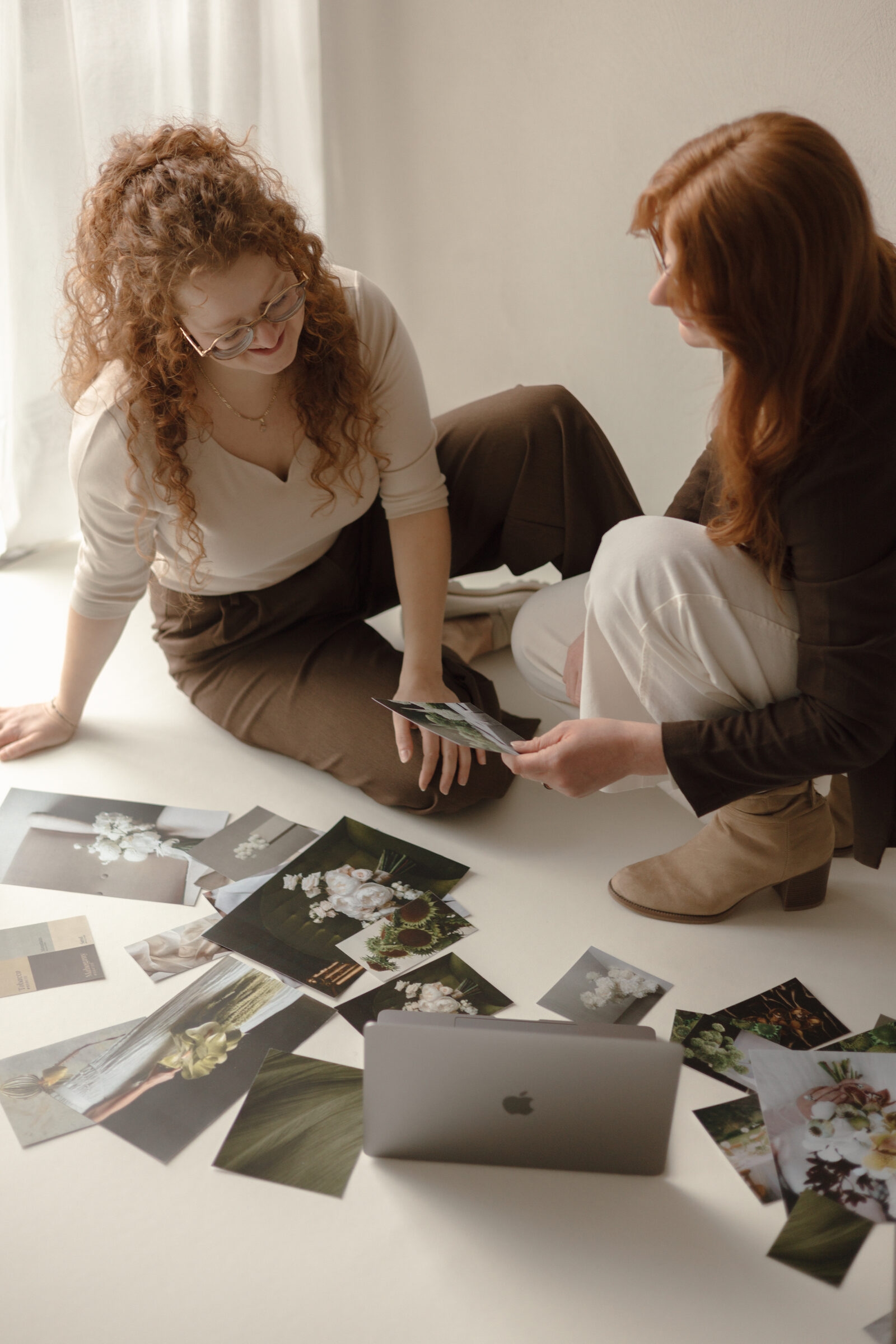 Jasmin und Eveline bei der kreativen Konzeptarbeit im Studio